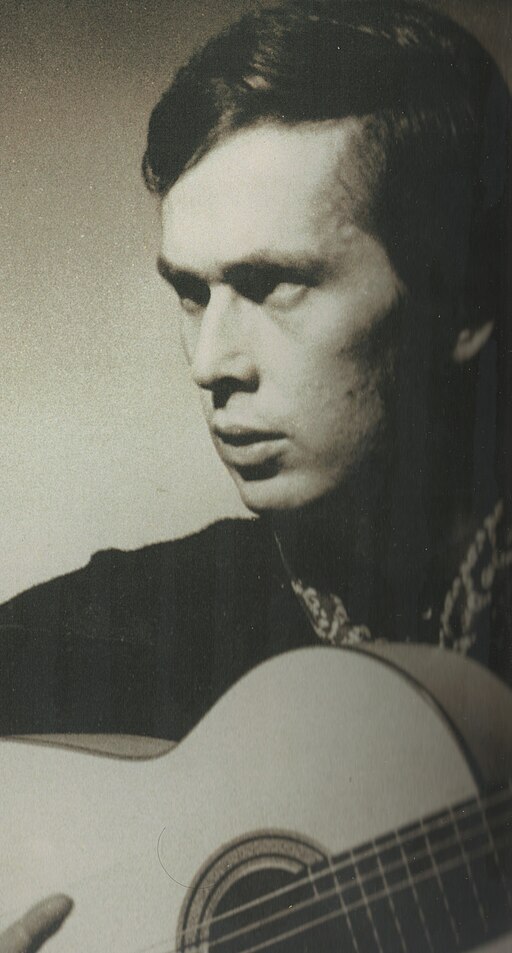 Paco de Lucía introduced the Peruvian cajon to flamenco music in the late 1970s, creating the foundation for today’s acoustic guitar and cajon partnership.