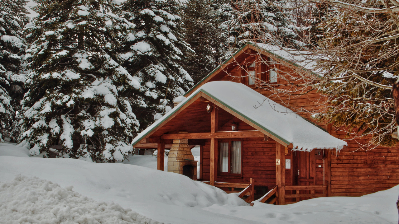 Snow-covered cabin in the northern woods, symbolizing the simplicity, balance, and natural rhythm that inspire Steve Head of Kopf Percussion in his approach to building handcrafted cajons and percussion instruments.